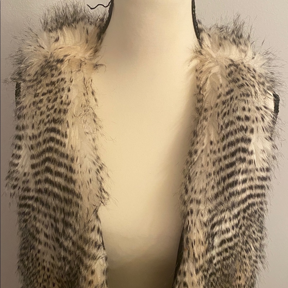 Joseph Ribkoff size 4 faux fur open vest - Picture 2 of 8